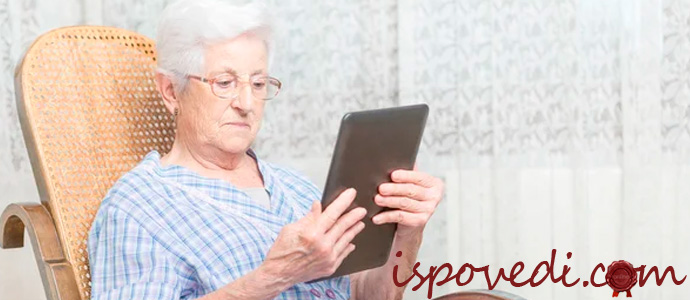 одинокая женщина читает