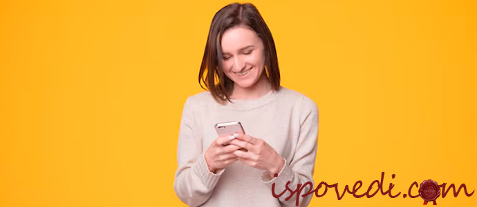 веселая девушка с мобильным телефоном