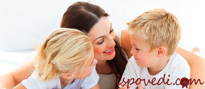 счастливая мама с двумя детьми