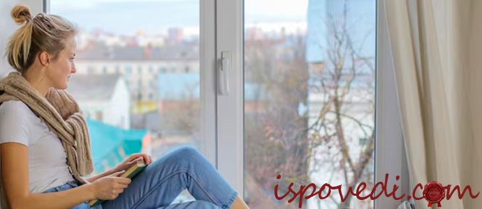 девушка грустит