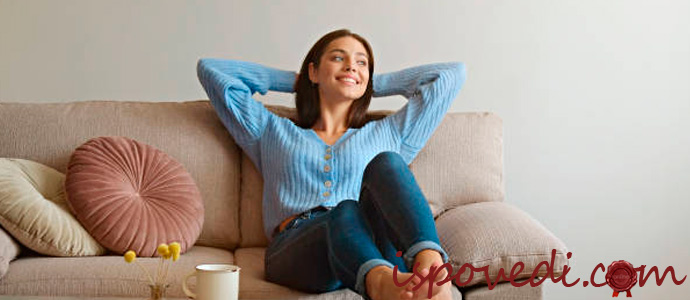 девушка живет одна