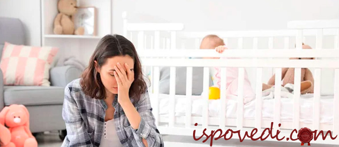 уставшая молодая мама