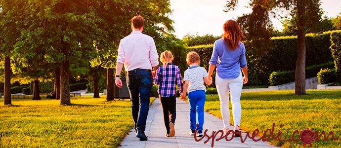 семья на прогулке