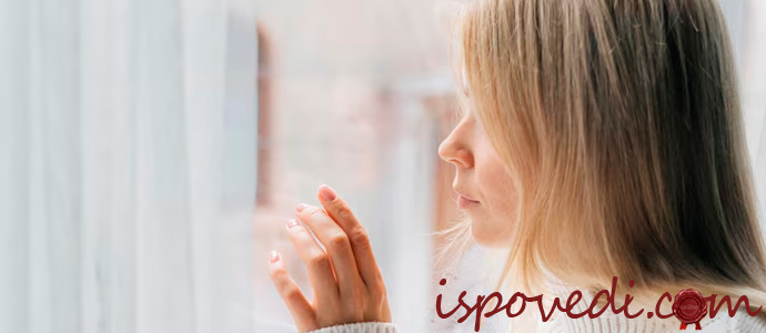 девушка грустит у окна