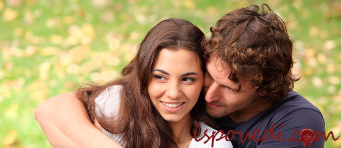 парень обнимает девушку