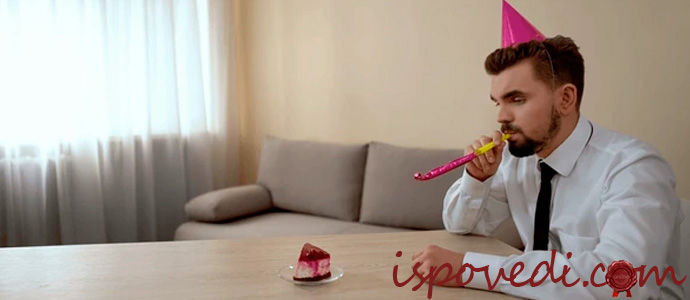 мужчина празднует свой день рождения в одиночестве
