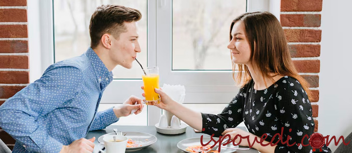 супруги завтракают