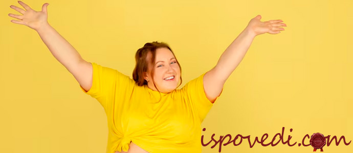 веселая девушка с лишним весом