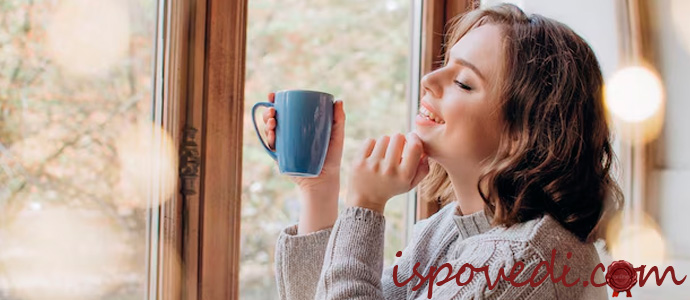 девушка утром пьет чай у окна
