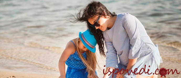 мама и дочь на море