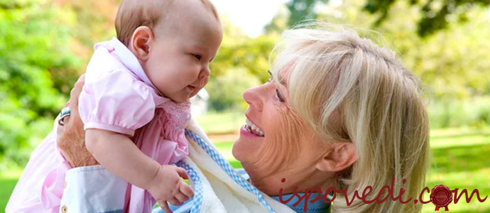 любящая бабушка с внучкой