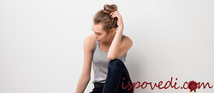 девушка сидит задумчивая