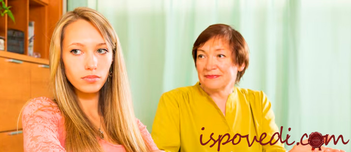 мать спорит с взрослой дочерью