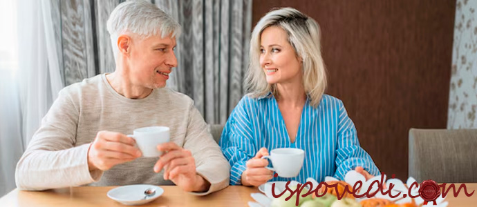 супруги завтракают