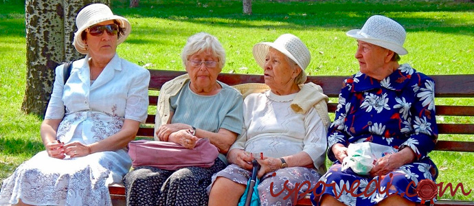 соседки сплетничают