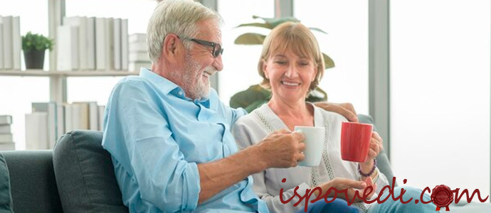 супружеская пара пьет чай