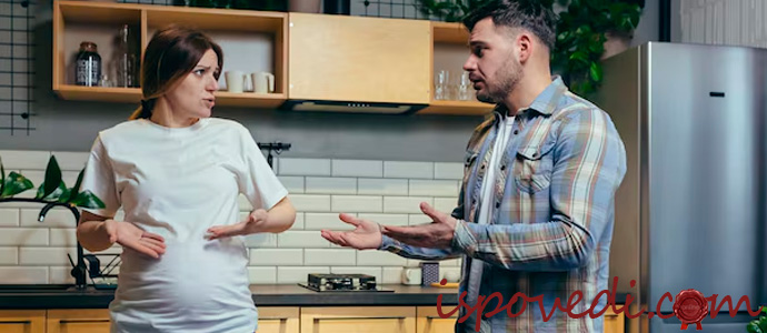 муж спорит с беременной женой