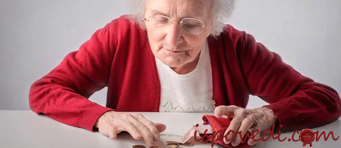 женщина считает деньги