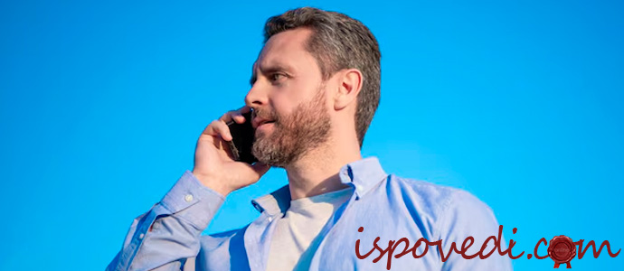 парень разговаривает по телефону