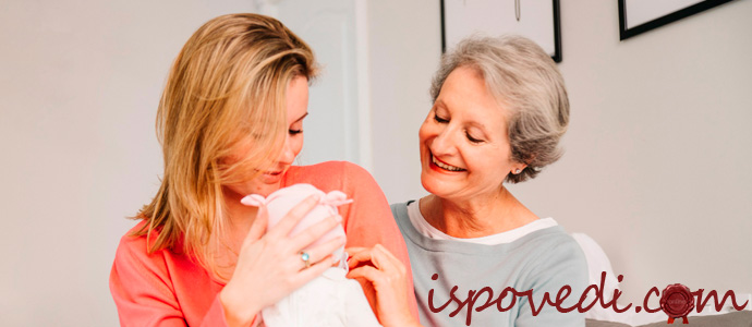 мама и бабушка с внучкой