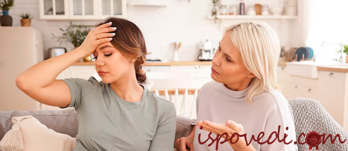 мама разговаривает с взрослой дочерью