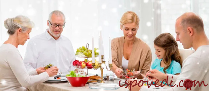 большая семья за столом