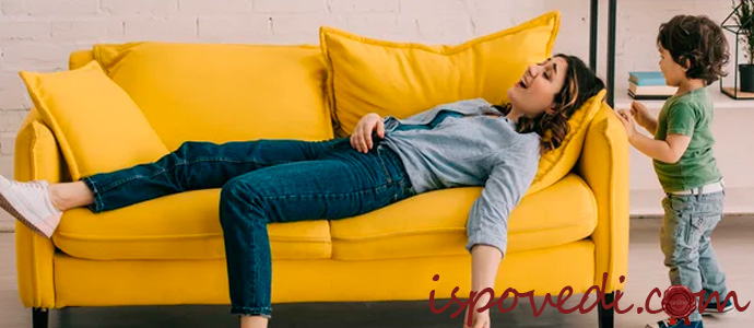 уставшая молодая мама