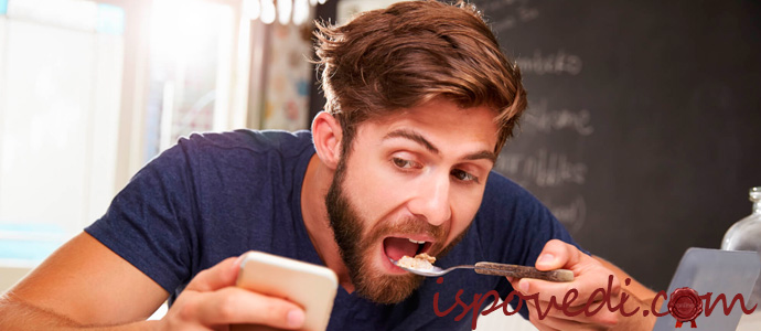 мужчина читает за обедом