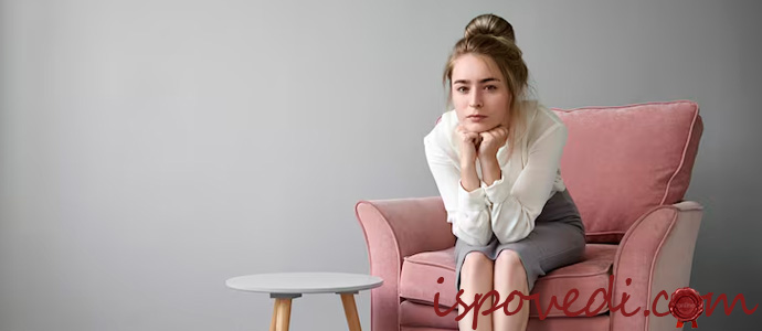 грустная одинокая девушка