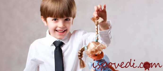 мальчик играет с куклой