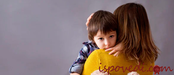 одинока женщина с ребенком