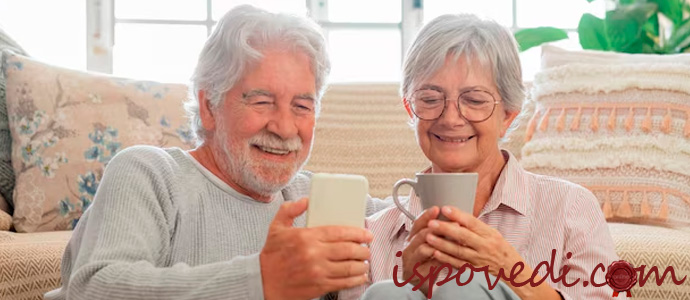 пожилые супруги дома