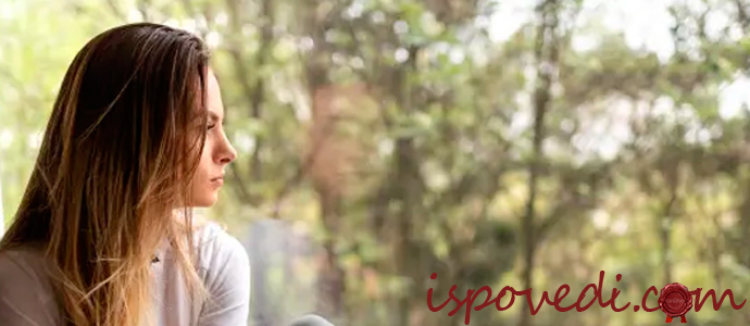 девушка грустит