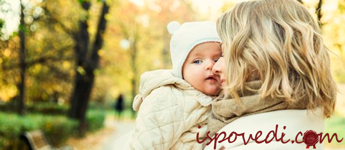 женщина с маленьким ребенком на руках