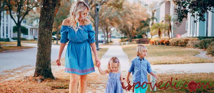 мама с детьми на прогулке