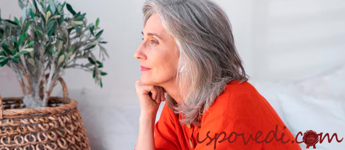 дама в возрасте грустит дома