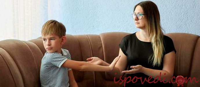 мальчик не слушает мать