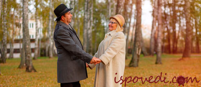 пожилая пара прогуливается в парке