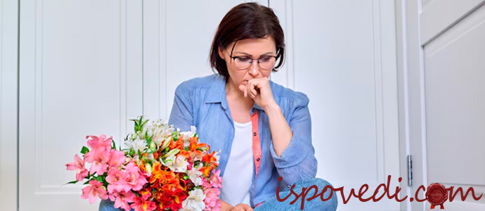 грустная женщина с букетом цветов