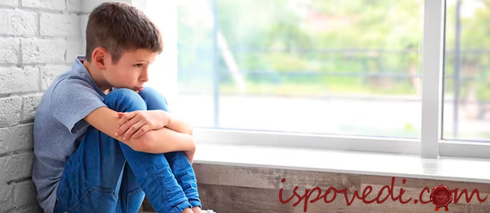 ребенок один дома грустит