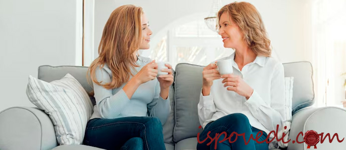 мать и дочь общаются