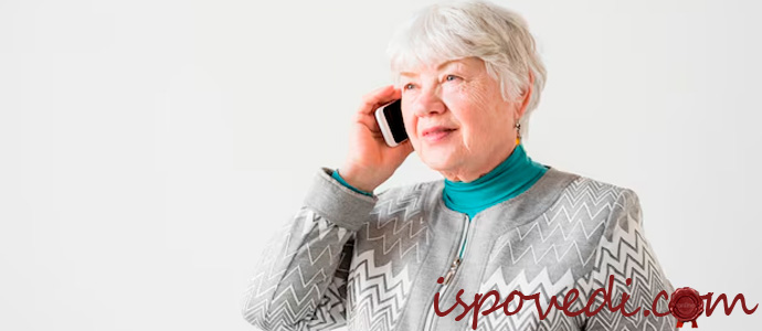 женщина разговаривает по телефону