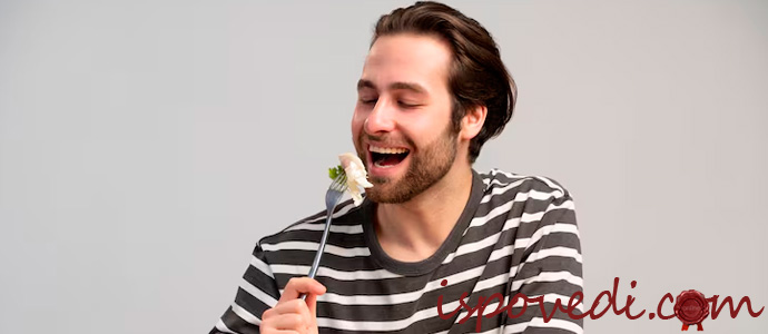 мужчина завтракает