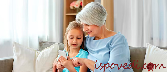 внучка общается с бабушкой