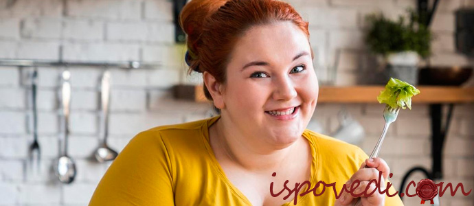 девушка с лишним весом ест салат