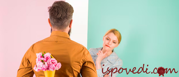 парень поздравляет девушку