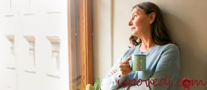 грустная женщина у окна