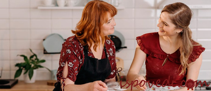 невестка и свекровь на кухне