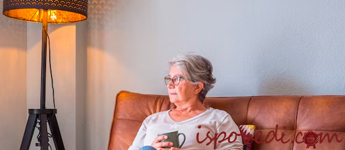 женщина отдыхает дома