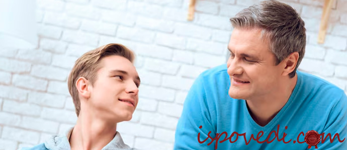 отец разговаривает с взрослым сыном